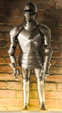 Un vestito pieno europeo d'annata di armatura contro i precedenti del muro di mattoni fotografia stock Un vestito pieno europeo d'annata di armatura contro i precedenti del muro di mattoni fotografia stock