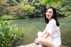 Un viaje asiático del chino de la sonrisa de la paz de la balanza de la meditación de la muchacha libre feliz de la belleza que c imágenes de archivo libres de regalías Un viaje asiático del chino de la sonrisa de la paz de la balanza de la meditación de la muchacha libre feliz de la belleza que c imágenes de archivo libres de regalías