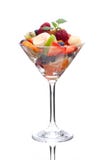 Un vidrio de cóctel llenado de las frutas clasificadas imagen de archivo Un vidrio de cóctel llenado de las frutas clasificadas imagen de archivo