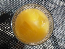 Un vidrio de la naranjada en el pueblo de Campanet imágenes de archivo libres de regalías Un vidrio de la naranjada en el pueblo de Campanet imágenes de archivo libres de regalías