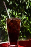 Un vidrio de soda helada en la tabla imágenes de archivo libres de regalías Un vidrio de soda helada en la tabla imágenes de archivo libres de regalías