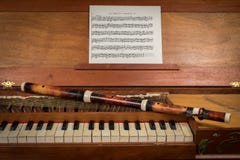 Un vieux clavicorde baroque et une cannelure transversale en bois photographie stock libre de droits Un vieux clavicorde baroque et une cannelure transversale en bois photographie stock libre de droits