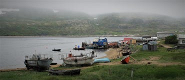 Un vieux petit port sur la mer de Barents photo stock Un vieux petit port sur la mer de Barents photo stock