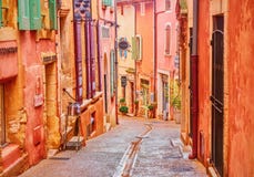 Un village étrange et coloré en Provence qui est faite en ocre image libre de droits Un village étrange et coloré en Provence qui est faite en ocre image libre de droits