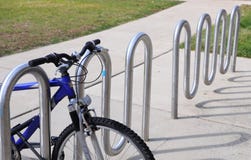 Un vélo à l'armoire de vélo images libres de droits Un vélo à l'armoire de vélo images libres de droits