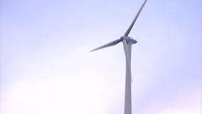 Un vídeo de un molino de viento giratorio contra el cielo Un vídeo de un molino de viento giratorio contra el cielo