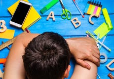 Un étudiant est endormi dans le lieu de travail, un désordre créatif L'étudiant est paresseux et ne veut pas apprendre Le type es photos stock Un étudiant est endormi dans le lieu de travail, un désordre créatif L'étudiant est paresseux et ne veut pas apprendre Le type es photos stock