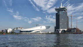 Un “film Institue de dam Toren et d'OEIL sur le rivage du nord d'Amsterdam a photographié d'un bateau de visite, Pays-Bas image stock Un “film Institue de dam Toren et d'OEIL sur le rivage du nord d'Amsterdam a photographié d'un bateau de visite, Pays-Bas image stock