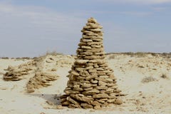 Una alta colina de piedra, pasando por alto el desierto en un ambiente arenoso y una vegetación pobre del desierto Imágenes de archivo libres de regalías Una alta colina de piedra, pasando por alto el desierto en un ambiente arenoso y una vegetación pobre del desierto Imágenes de archivo libres de regalías