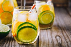 Una bebida helada de restauración del verano Sangría del vino blanco en vidrio con la cal, el limón y la naranja Foto de archivo Una bebida helada de restauración del verano Sangría del vino blanco en vidrio con la cal, el limón y la naranja Foto de archivo