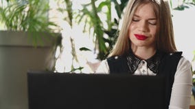 Una bella donna gode delle lettere dai fan che hanno scritto sul email del ` s del computer portatile video d archivio Una bella donna gode delle lettere dai fan che hanno scritto sul email del ` s del computer portatile video d archivio
