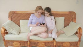Una bella madre e la sua piccola conversazione della figlia bene, la madre tiene una compressa ed insegna a sua figlia archivi video Una bella madre e la sua piccola conversazione della figlia bene, la madre tiene una compressa ed insegna a sua figlia archivi video