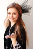 Una bella ragazza con il nero stile sorriso affascinante fotografia stock libera da diritti Una bella ragazza con il nero stile sorriso affascinante fotografia stock libera da diritti