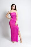 Una bella ragazza in un vestito lungo rosa ed in talloni immagini stock Una bella ragazza in un vestito lungo rosa ed in talloni immagini stock