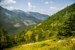 Una bella traccia di escursione nelle montagne Paesaggio della montagna in Tatry, Slovacchia fotografia stock libera da diritti Una bella traccia di escursione nelle montagne Paesaggio della montagna in Tatry, Slovacchia fotografia stock libera da diritti