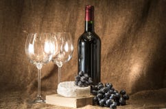 Una botella de vino con dos vidrios vacíos fotografía de archivo libre de regalías Una botella de vino con dos vidrios vacíos fotografía de archivo libre de regalías
