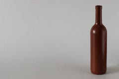 Una botella de vino rojo en un fondo blanco foto de archivo libre de regalías Una botella de vino rojo en un fondo blanco foto de archivo libre de regalías