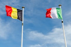 Una Bélgica y banderas italianas fotografía de archivo Una Bélgica y banderas italianas fotografía de archivo