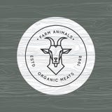 Una cabra se dibuja en un estilo linear para un logotipo de la granja en un fondo de la textura de madera del vector stock de ilustración Una cabra se dibuja en un estilo linear para un logotipo de la granja en un fondo de la textura de madera del vector stock de ilustración