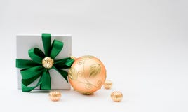 Una caja de regalo y una bola de la Navidad fotos de archivo libres de regalías Una caja de regalo y una bola de la Navidad fotos de archivo libres de regalías