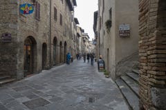 Una calle en el centro de ciudad de San Gimignano, Italia fotografía de archivo Una calle en el centro de ciudad de San Gimignano, Italia fotografía de archivo