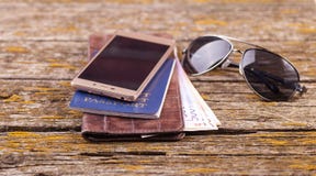 Una cartera, el dinero y otros artículos están en la tabla de viejos tableros Una cartera, el dinero y otros artículos están en la tabla de viejos tableros