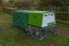 Una casa de mirada brillante moderna verde del golpe o de gallina del pollo con el top cubierto fotos de archivo libres de regalías Una casa de mirada brillante moderna verde del golpe o de gallina del pollo con el top cubierto fotos de archivo libres de regalías