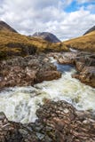 Una cascada hermosa en el río Etive en las montañas de Escocia foto de archivo Una cascada hermosa en el río Etive en las montañas de Escocia foto de archivo