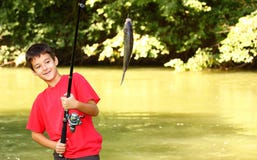 Una cattura del ragazzo un pesce Fotografia Stock Libera da Diritti Una cattura del ragazzo un pesce Fotografia Stock Libera da Diritti