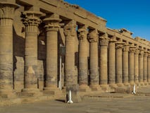 Una colonnato delle colonne egiziane antiche al tempio di Philae fotografia stock libera da diritti Una colonnato delle colonne egiziane antiche al tempio di Philae fotografia stock libera da diritti