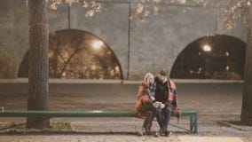 Una coppia attraente nell'amore abbraccia insieme e gode di un momento intimo, contro il contesto delle luci della città Una coppia attraente nell'amore abbraccia insieme e gode di un momento intimo, contro il contesto delle luci della città