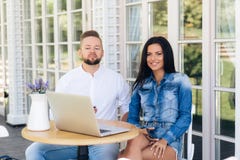 Una coppia nell'amore che si siede in un caffè e che guarda una serie televisiva interessante, avvertente le emozioni differenti immagini stock libere da diritti Una coppia nell'amore che si siede in un caffè e che guarda una serie televisiva interessante, avvertente le emozioni differenti immagini stock libere da diritti