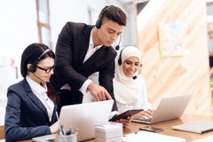 Una donna araba lavora in una call center fotografia stock libera da diritti Una donna araba lavora in una call center fotografia stock libera da diritti