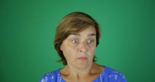 Una donna castana guarda nella sorpresa e con ansia, i suoi occhi sono arrotondati, movimento lento sullo schermo verde all'inter archivi video Una donna castana guarda nella sorpresa e con ansia, i suoi occhi sono arrotondati, movimento lento sullo schermo verde all'inter archivi video