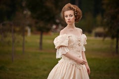 Una donna come una principessa in un vestito dall'annata fotografie stock libere da diritti Una donna come una principessa in un vestito dall'annata fotografie stock libere da diritti