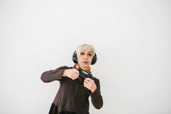 Una donna degli anziani gioca un video gioco ed i gesti che ha vinto Persona anziana e tecnologia moderna immagini stock Una donna degli anziani gioca un video gioco ed i gesti che ha vinto Persona anziana e tecnologia moderna immagini stock