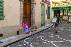 Una donna di colore anziana che legge un libro che si siede sulle scale fotografie stock libere da diritti Una donna di colore anziana che legge un libro che si siede sulle scale fotografie stock libere da diritti