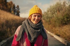 Una donna mora e allegra fotografie stock libere da diritti Una donna mora e allegra fotografie stock libere da diritti