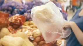 Una donna nelle verdure d'acquisto di un supermercato, zucca archivi video Una donna nelle verdure d'acquisto di un supermercato, zucca archivi video