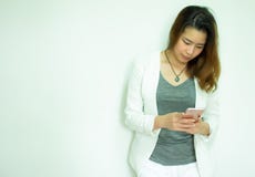 Una donna sta utilizzando il telefono cellulare fotografie stock Una donna sta utilizzando il telefono cellulare fotografie stock