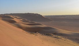 Una duna grande en el medio del desierto fotografía de archivo libre de regalías Una duna grande en el medio del desierto fotografía de archivo libre de regalías