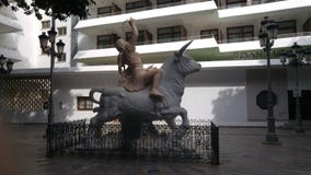 Una estatua hermosa en un cuadrado foto de archivo libre de regalías Una estatua hermosa en un cuadrado foto de archivo libre de regalías