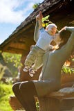 Una famiglia felice. giovane madre con il bambino fotografia stock libera da diritti Una famiglia felice. giovane madre con il bambino fotografia stock libera da diritti