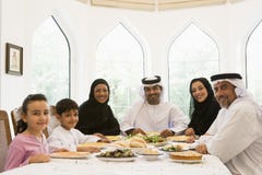 Una familia de Oriente Medio que disfruta de una comida imágenes de archivo libres de regalías Una familia de Oriente Medio que disfruta de una comida imágenes de archivo libres de regalías