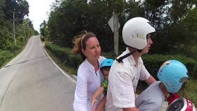 Una familia feliz monta una moto en las zonas tropicales metrajes Una familia feliz monta una moto en las zonas tropicales metrajes