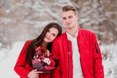 Una fecha de amantes con mi parque en el invierno Un ramo de flores rojas, paseo, abrazo, beso, risa en un ajuste romántico imagenes de archivo Una fecha de amantes con mi parque en el invierno Un ramo de flores rojas, paseo, abrazo, beso, risa en un ajuste romántico imagenes de archivo
