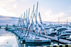 Una fila snella degli yacht nel porto di Soci fotografie stock libere da diritti Una fila snella degli yacht nel porto di Soci fotografie stock libere da diritti