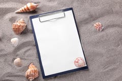 Una forma en blanco para registrar en la arena del mar con diversas cáscaras fotos de archivo Una forma en blanco para registrar en la arena del mar con diversas cáscaras fotos de archivo
