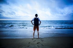 Una formica di sguardo del ragazzo il mare immagini stock Una formica di sguardo del ragazzo il mare immagini stock