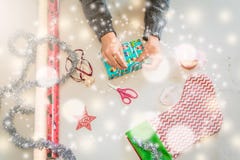 Una foto de las manos que envuelven los regalos de Navidad fotos de archivo libres de regalías Una foto de las manos que envuelven los regalos de Navidad fotos de archivo libres de regalías